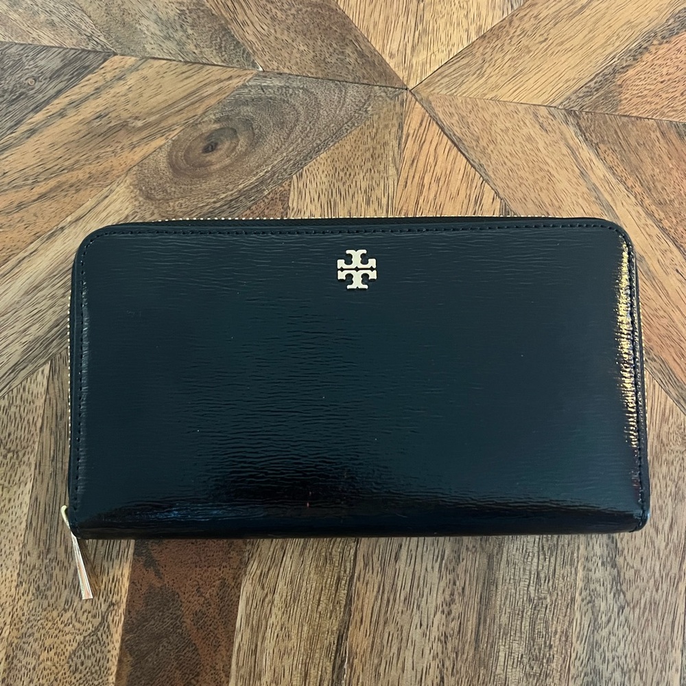 Tory Burch Zippered Wallet